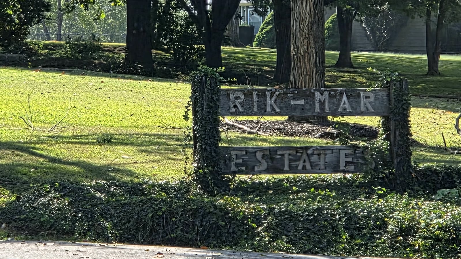 Stone entrance monument lettered RIK-MAR ESTATES at the entrance to the neighborhood in De Soto, Kansas